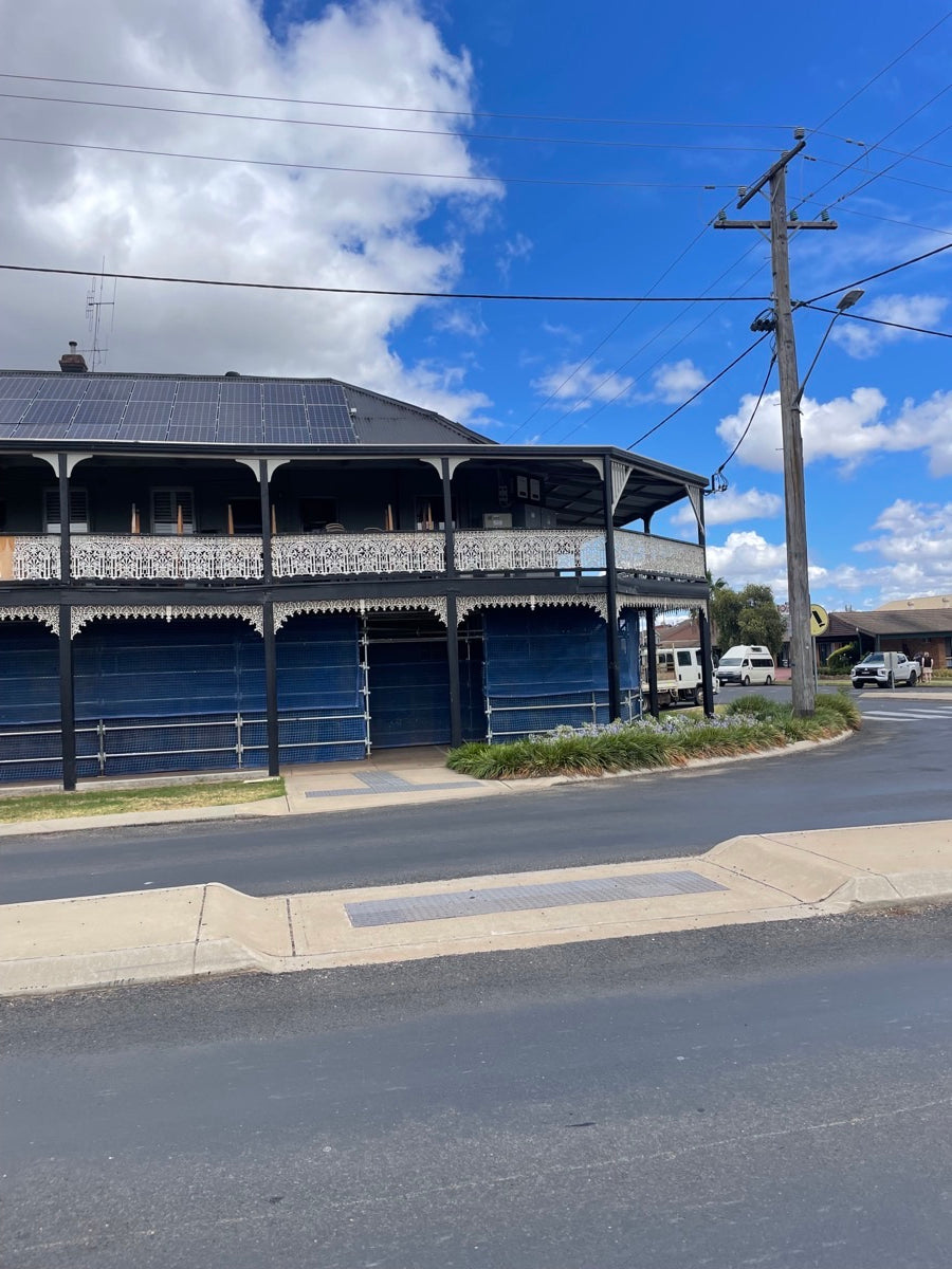 Scaffolding hire in Mudgee NSW: hoarding and access scaffolding installed at the Orient Hotel main street building